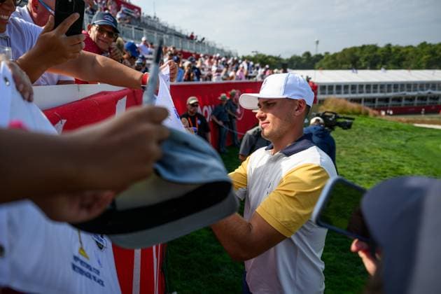 250923 Ludvig Aberg of Team Europe with fans during a practice round on day -3 of the Ryder Cup on September 23, 2025 in New York. Photo: Jesper Zerman BILDBYRAN kod JZ JZ0614 golf ryder cup usa europe bbeng Copyright: JESPERxZERMAN BB250923JZ085