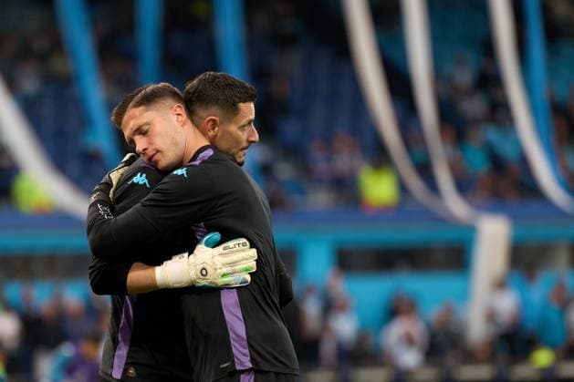 Fußball, Copa Libertadores, Racing Club de Avellaneda - Velez Sarsfield Goalies Facundo Cambeses hug Gabriel Arias at warmup for the Copa Libertadores quarterfinal second leg between Racing and Velez at Estadio Presidente Peron in Buenos Aires, Argentina (Photo by Camilla Stolen, Imago) Buenos Aires Argentina Copyright: xCamillaxStolenx L1066631