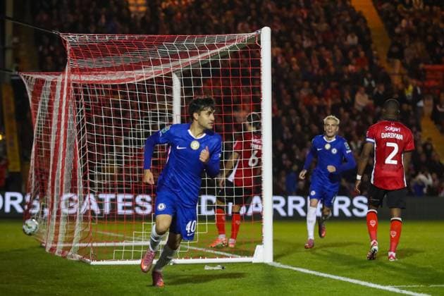 Lincoln City FC v Chelsea FC, Carabao Cup Facundo Buonanotte Of Chelsea scores a GOAL 1-2 and celebrates during the Lincoln City FC v Chelsea FC Carabao Cup Round 3 match at the LNER Stadium, Lincoln, England, United Kingdom on 23 September 2025 Credit: Lee Keuneke Every Second Media Editorial use only. All images are copyright Every Second Media Limited. No images may be reproduced without prior permission. All rights reserved. Premier League and Football League images are subject to licensing agreements with Football DataCo Limited. see https: www.football-dataco.com Copyright: xIMAGO EveryxSecondxMediax ESM-1594-0076 LeexKeunekex xEveryxSecondxMediax