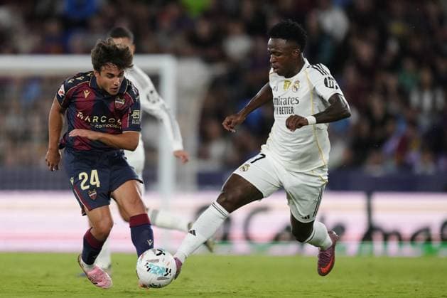 Levante UD v Real Madrid CF - LaLiga EA Sports VALENCIA, SPAIN - SEPTEMBER 23:Vinicius Junior left winger of Real Madrid and Brazil and Carlos Alvarez right winger of Levante and Spain compete for the ball during the LaLiga EA Sports match between Levante UD and Real Madrid CF at Ciutat de Valencia on September 23, 2025 in Valencia, Spain. Jose Hernandez Anadolu Valencia Spain. Editorial use only. Please get in touch for any other usage.  Copyright: x2025xAnadoluxJosexHernandezx