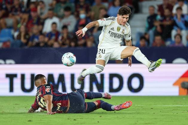 September 23, 2025, Valencia, Valencia, SPAIN: Kervin Arriaga of Levante UD and Fran Garcia of Real Madrid CF in action during the Spanish League, LaLiga EA Sports, football match played between Levante UD and Real Madrid at Ciudad de Valencia stadium on September 23, 2025, in Valencia, Spain. Valencia SPAIN - ZUMAa181 20250923_zaa_a181_418 Copyright: xIrinaxR.xHipolitox