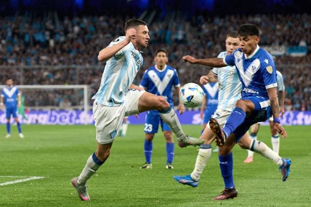 Fußball, Copa Libertadores, Racing Club de Avellaneda - Velez Sarsfield Adrian Martinez of Racing Club controls the ball against Agustin Lagos of Velez Sarsfield during the Copa Libertadores quarterfinal second leg between Racing and Velez at Estadio Presidente Peron in Buenos Aires, Argentina (Photo by Camilla Stolen, Imago) Buenos Aires Argentina Copyright: xCamillaxStolenx L1067029 1