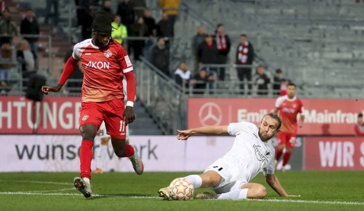 23.09.2025, xfsx, Herren, Fussball, Saison 2025 2026, Regionalliga Bayern, 10. Spieltag: FC Wuerzburger Kickers - TSV Schwaben Augsburg v.li.: Cherif Cisse (FC Wuerzburger Kickers), Rasmus Fackler-Stamm (TSV Schwaben Augsburg) Wuerzburg AKON ARENA Bayern Deutschland
