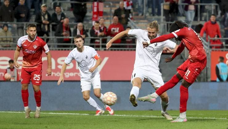 23.09.2025, xfsx, Herren, Fussball, Saison 2025 2026, Regionalliga Bayern, 10. Spieltag: FC Wuerzburger Kickers - TSV Schwaben Augsburg v.li.: Dominik Meisel (FC Wuerzburger Kickers), Dennis Ruisinger (TSV Schwaben Augsburg), Rasmus Fackler-Stamm (TSV Schwaben Augsburg), Cherif Cisse (FC Wuerzburger Kickers) Wuerzburg AKON ARENA Bayern Deutschland