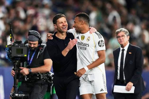 Levante UD v Real Madrid CF - LaLiga EA Sports Kylian Mbappe centre-forward of Real Madrid and France is replaced and greets to Xabi Alonso head coach of Real Madrid during the LaLiga EA Sports match between Levante UD and Real Madrid CF at Ciutat de Valencia on September 23, 2025 in Valencia, Spain. Valencia Spain  Copyright: xJosexBretonx originalFilename:bretonhernandez-levanteu250923_np9jV.jpg