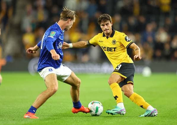 Hugo Bueno of Wolverhampton Wanderers and Tyler Dibling of Everton Wolverhampton Wanderers v Everton, EFL Carabao Cup, Third Round, Football, Molineux, Wolverhampton, UK - 23 Sep 2025Wolverhampton Molineux United Kingdom EDITORIAL USE ONLY No use with unauthorised audio, video, data, fixture lists, club league logos or live services. Online in-match use limited to 120 images, no video emulation. No use in betting, games or single club league player publications. Copyright: xMichaelxZemanek Shutterstockx 15498462cr