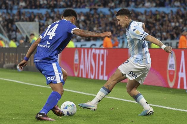 Fußball, Copa Libertadores, Racing Club de Avellaneda - Velez Sarsfield BUENOS AIRES, ARGENTINA - SEPTEMBER 23: Gabriel Rojas of Racing Club and Agustín Lagos of Velez Sarsfield fight for possession during the 2025 CONMEBOL Copa Libertadores match between Racing Club and Velez Sarsfield at Estadio Presidente Perón on September 23, 2025 in Buenos Aires, Argentina. (Photo by Marco Buenavista Sports Press Photo)  Copyright: xMarcoxBuenavistax Sportspressphoto_SPR30896