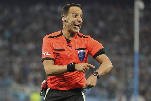 Fußball, Copa Libertadores, Racing Club de Avellaneda - Velez Sarsfield BUENOS AIRES, ARGENTINA - SEPTEMBER 23: Referee, Esteban Ostojich gestures during the 2025 CONMEBOL Copa Libertadores match between Racing Club and Velez Sarsfield at Estadio Presidente Perón on September 23, 2025 in Buenos Aires, Argentina. (Photo by Marco Buenavista Sports Press Photo)  Copyright: xMarcoxBuenavistax Sportspressphoto_SPR30922