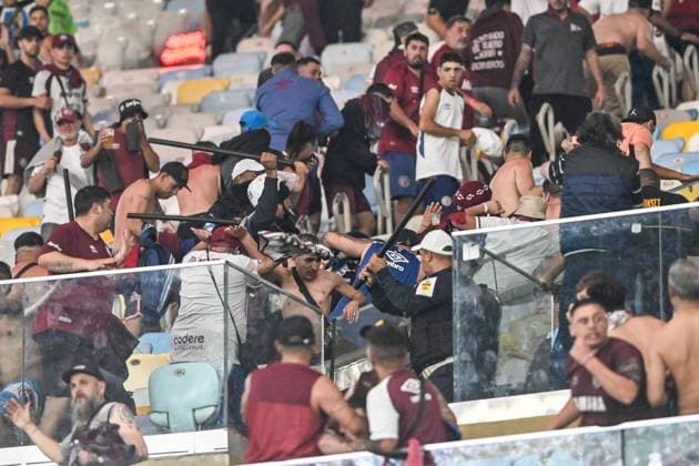Fußball, Copa Sudamericana, Fluminense Rio de Janeiro - CA Lanus Fluminense x Lanus RIO DE JANEIRO, RJ - 23.09.2025: FLUMINENSE X LANUS - Fluminense (BRA) faces Lanus (ARG) this Tuesday (23), for the Copa Sulamericana, second leg of the quarterfinals. The teams will take to the field at Maracana at 9:30 pm. Fight in the Lanus fans, (Photo: Celso Pupo Fotoarena) x2812263x  CelsoxPupo