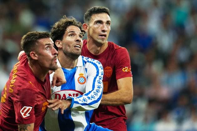 ESP: RCD Espanyol - Valencia CF. La Liga EA Sports. Date 6 Leandro Cabrera of RCD Espanyol and Baptiste Santamaria and Cesar Tarrega of Valencia CF during the La Liga EA Sports match between RCD Espanyol and Valencia CF played at RCDE Stadium on September 23, 2025 in Barcelona, Spain. kpng Copyright: xBaguxBlancox xPRESSINx PS_240923_ESP_VAL_2526_2598