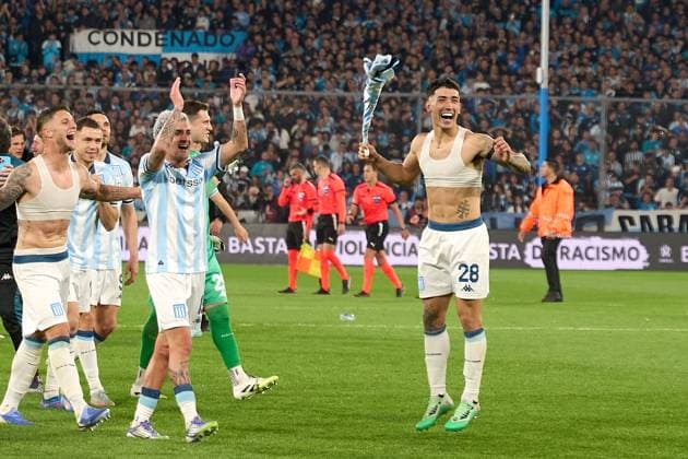 Fußball, Copa Libertadores, Racing Club de Avellaneda - Velez Sarsfield Santiago German Solari and teammates of Racing celebrate the semifinals classification after the Copa Libertadores quarterfinal second leg between Racing and Velez at Estadio Presidente Peron in Buenos Aires, Argentina (Photo by Camilla Stolen, Imago) Buenos Aires Argentina Copyright: xCamillaxStolenx L1270945 1