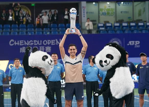 CHENGDU, CHINA - SEPTEMBER 23: Alejandro Tabilo (C) of Chile celebrates with champion trophy after winning the Men s Singles final match against Lorenzo Musetti of Italy on Day 8 of 2025 ATP, Tennis Herren Chengdu Open at Sichuan International Tennis Centre on September 23, 2025 in Chengdu, Sichuan Province of China.  Copyright: xChinaxNewsxServicex 111592811376