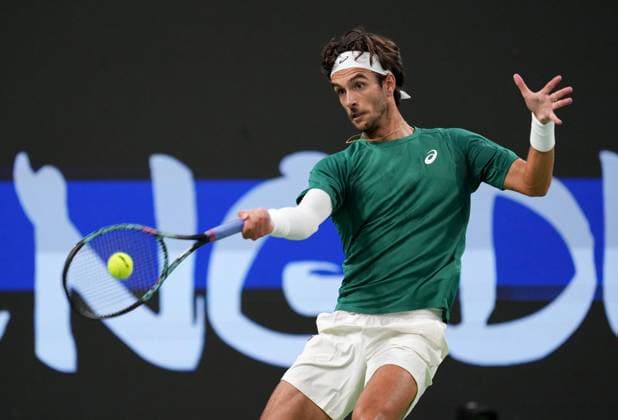 CHENGDU, CHINA - SEPTEMBER 23: Lorenzo Musetti of Italy returns a shot during the Men s Singles final match against Alejandro Tabilo of Chile on Day 8 of 2025 ATP, Tennis Herren Chengdu Open at Sichuan International Tennis Centre on September 23, 2025 in Chengdu, Sichuan Province of China.  Copyright: xChinaxNewsxServicex 111592811395