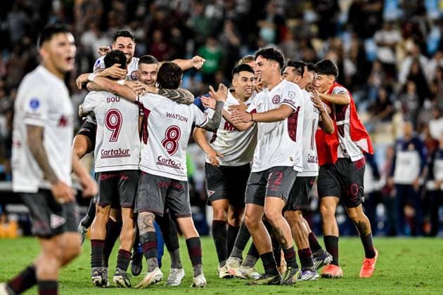 Fußball, Copa Sudamericana, Fluminense Rio de Janeiro - CA Lanus Fluminense x Lanus RIO DE JANEIRO, RJ - 23.09.2025: FLUMINENSE X LANUS - Fluminense (BRA) faces Lanus (ARG) this Tuesday (23), for the Copa Sulamericana, second leg of the quarterfinals. The teams will take to the field at Maracana at 9:30 pm. Lanus players celebrate their qualification (Photo: Celso Pupo Fotoarena) x2812277x  CelsoxPupo