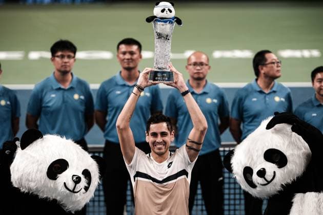 Sport Themen der Woche KW 39 CHENGDU, CHINA - SEPTEMBER 23: Alejandro Tabilo of Chile celebrates with champion trophy after winning the Men s Singles final match against Lorenzo Musetti of Italy on Day 8 of 2025 ATP, Tennis Herren Chengdu Open at Sichuan International Tennis Centre on September 23, 2025 in Chengdu, Sichuan Province of China.  Copyright: xVCGx 111592811774