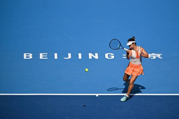 (250924) -- BEIJING, Sept. 24, 2025 -- Shi Han returns a shot during the women s singles first round match between Shi Han of China and McCartney Kessler of the United States at 2025 China Open tennis tournament in Beijing, China, Sept. 24, 2025. ) (SP)CHINA-BEIJING-TENNIS-CHINA OPEN-WOMEN S SINGLES-FIRST ROUND (CN) XinxMengchen 
