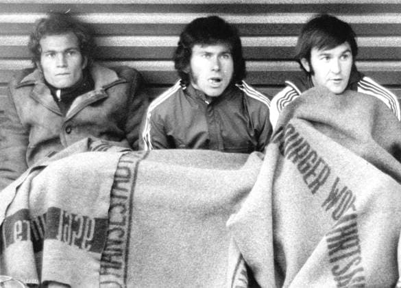 Fussball Deutschland B.z. v.l. Uli Hoeness, Paul Breitner und Horst Koeppel (?) (alle Bayern) 1970er Jahre !ACHTUNG AUFNAHMEDATUM GESCHÄTZT! *** Football Germany B Z v l Uli Hoeness, Paul Breitner and Horst Koeppel all Bavaria 1970 Years ATTENTION date estimated !ACHTUNG AUFNAHMEDATUM GESCHÄTZT!