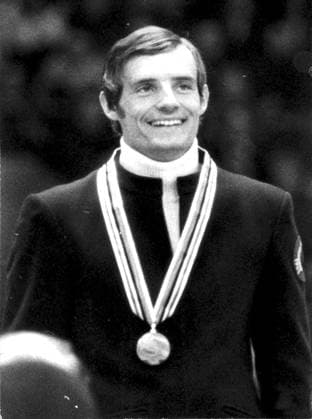 Ski alpin U.B.z. Jean-Claude Killy (Frankreich) bei einer Siegerehrung 1960er !ACHTUNG AUFNAHMEDATUM GESCHÄTZT! *** Ski Alpine u B Z Jean Claude Killy France at a Award Ceremony 1960 ATTENTION date estimated !ACHTUNG AUFNAHMEDATUM GESCHÄTZT!