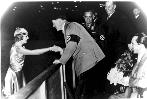 Olympische Winterspiele in Garmisch-Partenkirchen Eiskunstlauf U.B.z. Sonja Henie (Norwegen) wird von Adolf Hitler beglueckwuenscht, sie hat gerade ihren dritten Olympiasieg nach 1928 und 1932 gefeiert. Hinter Hitler steht der Reichssportfuehrer Hans von Tschammer und Osten und ganz rechts im Bild der Propagandaminister Joseph Goebbels. Februar 1936 in Garmisch-Partenkirchen - Deutschland eine Trademark der powerplay medienholding AG Seepromenade 53 D-14476 Potsdam Germany Tel. +49 (0) 33 201 5010 Fax + 49 (0) 33 201 50110 www.powerplay.ag Amtsgericht Potsdam HRB-17138P Vorstand: Ralf Grengel Aufsichtsratsvorsitzender: Wilfried Berner Bankverbindung: IBAN: DE 89 1009 0000 5866 8730 05 BIC: BEVODEBB !ACHTUNG AUFNAHMEDATUM GESCHÄTZT! *** Olympic Winter Games in Garmisch Partenkirchen churches Figure skating u B Z Sonja Heni Norway will from Adolf Hitler congratulations, Them has straight theirs third Olympic victory After 1928 and 1932 celebrated behind Hitler is the Reichssportfuehrer Hans from Tschammer and East and whole right in Picture the Minister of Propaganda Joseph Goebbels February 1936 in Garmisch Partenkirchen churches Germany a Trademark the Power Media Holding AG lakeside 53 D 14476 Potsdam Germany Tel 49 0 33 201 5010 Fax 49 0 33 201 50110 www Power AG The district court Potsdam HRB 17138P Board of managers Ralf Grengel Chairman of the Supervisory Board Wilfried Berner Bank details Iban de 89 1009 0000 5866 8730 05 Bic BEVODEBB ATTENTION date estimated !ACHTUNG AUFNAHMEDATUM GESCHÄTZT!