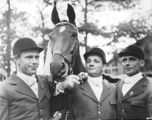Reiten Springreiten U.B.z. die deutsche Reiterequipe: v.l. Paul Schockemoehle, Hans Guenter Winkler und Fritz Thiedemann 1956 !ACHTUNG AUFNAHMEDATUM GESCHÄTZT! *** riding showjumping u B Z The German Equestrian team v l Paul Shock mill, Hans Guenter Winkler and Fritz Thiedemann 1956 ATTENTION date estimated !ACHTUNG AUFNAHMEDATUM GESCHÄTZT!