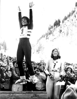 Ski alpin Olympische Winterspiele 1976 in Innsbruck Abfahrt U.B.z. v.l. Goldmedaillengewinnerin Rosi Mittermaier beim Freudensprung auf dem Siegerpodest (Deutschland), daneben die Drittplatzierte Cindy Nelson (USA) 1976 in Innsbruck - Oesterreich !ACHTUNG AUFNAHMEDATUM GESCHÄTZT! *** Ski Alpine Olympic Winter Games 1976 in Innsbruck Departure u B Z v l Gold medal winner Rosi Mittermaier the Joy u0026 39;s throw away on the Podium Germany , next to it The Third Cindy Nelson USA 1976 in Innsbruck Austria ATTENTION date estimated !ACHTUNG AUFNAHMEDATUM GESCHÄTZT!