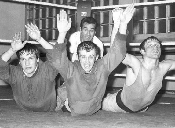 Boxen, Deutschland Laenderkampf der Amateurboxer Deutschland gegen Schottland Cheftrainer Wemhoehner bereitet sich mit seinen Boxern auf dieses Treffen vor U.B.z. v.l. Eckhard (Ekkehard) Dagge (Berlin), Peter Hess (Leverkusen) und Ewald Jarmer (Selb), dahinter Trainer Dieter Wemhoener (alle Deutschland) 01.12.1970 in Hennef (Sportschule) - Deutschland *** Boxing, Germany Countries struggle the Amateur boxer Germany against Scotland Head coach Wemhoehner prepares to with his Boxern on this Meeting before u B Z v l Eckhard Ekkehard Dagge Berlin , Peter Hess Leverkusen and Ewald Jarmer Selb , behind team manager Dieter Wemhoener all Germany 01 12 1970 in Hennef Sports School Germany