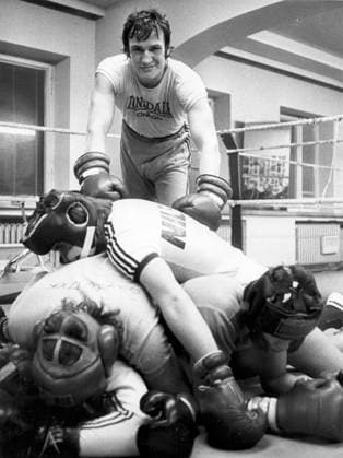Boxen, Deutschland U.B.z. Eckhard (Ekkehard) Dagge, der symbolisch alle Trainingspartner umgehauen hat. 1970er !ACHTUNG AUFNAHMEDATUM GESCHÄTZT! *** Boxing, Germany u B Z Eckhard Ekkehard Dagge, the Symbolic all Training partner umgehauen has 1970 ATTENTION date estimated !ACHTUNG AUFNAHMEDATUM GESCHÄTZT!