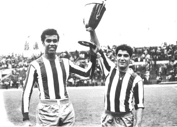 Europapokal der Pokalsieger Endspiel (Wiederholungsspiel) Atletico Madrid - AC Florenz 3:0 (2:0) Atletico Madrid ist Europameistersieger der Pokalsieger! U.B.z. v.l. Mendonca und Enrique Collar mit dem Pokal 05.09.1962 in Stuttgart (Neckarstadion) - Deutschland *** European Cup the Cup Winners u0026 39; Cup Final Repeat game Atletico Madrid AC Florence 3 0 2 0 Atletico Madrid is European champion the Cup Winners u0026 39; Cup u B Z v l Mendonca and Enrique collar with the Cup 05 09 1962 in Stuttgart Neckar Stadium Germany