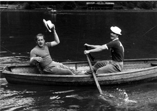 Fussball Deutschland U.B.z. v.l. die Nationalspieler Werner Liebrich und Gerhard Harpers beim Rudern. 1955 !ACHTUNG AUFNAHMEDATUM GESCHÄTZT! *** Football Germany u B Z v l The National player Werner Liebrich and Gerhard Harpers the Rowing 1955 ATTENTION date estimated !ACHTUNG AUFNAHMEDATUM GESCHÄTZT!