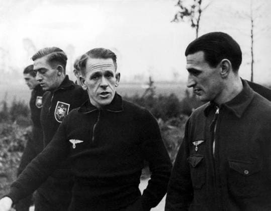 Fussball Deutschland Training der Nationalmannschaft. U.B.z. v.l. Ernst Lehner, Otto Siffling, Sepp Herberger und Stanislaus Kobierski. 1930er in Berlin (Reichssportfeld) !ACHTUNG AUFNAHMEDATUM GESCHÄTZT! *** Football Germany Training the national team u B Z v l Ernst Lehner, Otto Siffling, Sepp Herberger and Stanislaus Kobierski 1930er in Berlin Reichssportfeld ATTENTION date estimated !ACHTUNG AUFNAHMEDATUM GESCHÄTZT!