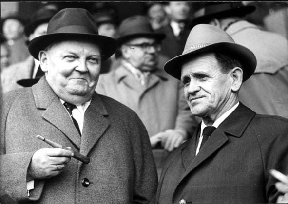 Fussball Deutschland U.B.z. v.l. Bundeswirtschaftsminister Professor Ludwig Erhard und Sepp Herberger. Anfang 1950er !ACHTUNG AUFNAHMEDATUM GESCHÄTZT! *** Football Germany u B Z v l German Economics Minister Professor Ludwig Erhard and Sepp Herberger Beginning 1950 ATTENTION date estimated !ACHTUNG AUFNAHMEDATUM GESCHÄTZT!