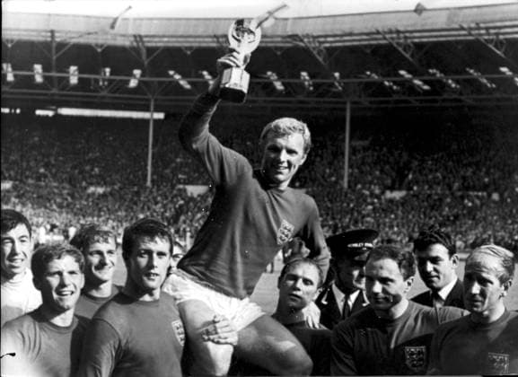 Fussballweltmeisterschaft in England Endspiel England - Deutschland 4:2 n.V. (1:1; 2:2) England ist Weltmeister! Die englischen Spieler tragen ihren Kapitaen auf den Schultern U.B.z. v.l. Gordon Banks, Allan Ball, Martin Peters?, Geoff Hurst, Bobby Moore mit dem Pokal, Ray Wilson, ein Polizist, Nobby Stiles, ein Offizieller, Bobby Charlton. 30.07.1966 in London (Wembley-Stadion) - Grossbritannien *** Football World Cup in England Final England Germany 4 2 n v 1 1 2 2 England is World Champion The English Players wear theirs Captain on the Shoulders u B Z v l Gordon Banks, Allan Ball, Martin Peters , Geoff Hurst, Bobby Moore with the Cup, Ray Wilson, a Policeman, Nobby Stiles, a Official, Bobby Charlton 30 07 1966 in London Wembley Stadium UK