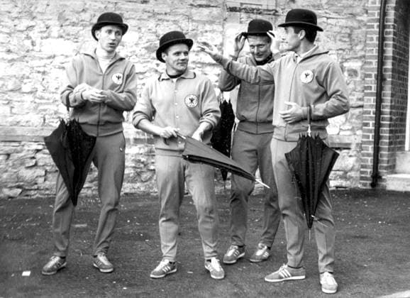 Zur Fussballweltmeisterschaft in England Im Mannschaftsquartier der deutschen Mannschaft. U.B.z. v.l. Horst-Dieter Hoettges, Albert Bruells, Karl-Heinz Schnellinger und Hans Tilkowski mit Bowler und Schirm. Juni 1966 in Grossbritannien !ACHTUNG AUFNAHMEDATUM GESCHÄTZT! *** to Football World Cup in England in Crew district the German Team u B Z v l Horst Dieter Hoettges, Albert Bruells, Karl Heinz Schnellinger and Hans Tilkowski with Bowler and Screen June 1966 in UK ATTENTION date estimated !ACHTUNG AUFNAHMEDATUM GESCHÄTZT!