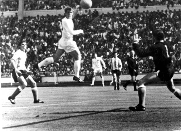 Fussballweltmeisterschaft 1966 in England Viertelfinale: England - Argentinien 1:0 (0:0) U.B.z. Geoff Hursts (Mitte springend ENG) Kopfballtreffer in der 81. Minute, Torwart Antonio Roma (rechts ARG) kann wie seine Kollegen nicht mehr eingreifen. 23.07.1966 in Wembley (Empire Stadium) - England *** Football World Cup 1966 in England Quarter-finals England Argentina 1 0 0 0 u B Z Geoff Hursts centre springend tight Head ball hits in the 81 Minute, Goalkeeper Antonio Roma right ARG can Like his Colleagues not more intervene 23 07 1966 in Wembley Empire Stage England