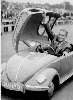 Motorsport Deutschland U.B.z. Manfred von Brauchtisch demonstriert einen besonderes VW-Kaefer-Cabriolet. 1950 !ACHTUNG AUFNAHMEDATUM GESCHÄTZT! *** motor aviation Germany u B Z Manfred from Customs table demonstrated a Special VW Kaefer Convertible 1950 ATTENTION date estimated !ACHTUNG AUFNAHMEDATUM GESCHÄTZT!