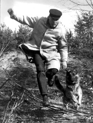 Boxen Deutschland U.B.z. Gustav Bubi Scholz beim Lauftraining mit seinem Hund. 1950er !ACHTUNG AUFNAHMEDATUM GESCHÄTZT! *** boxing Germany u B Z Gustav Bubi Scholz the Current training with his Dog 1950 ATTENTION date estimated !ACHTUNG AUFNAHMEDATUM GESCHÄTZT!