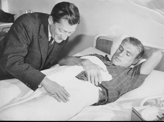Radsport Deutschland U.B.z. Rudi Altig (liegend) laesst sein verletztes Bein begutachten. ca. 1960er !ACHTUNG AUFNAHMEDATUM GESCHÄTZT! *** Cycling Germany u B Z Rudi Altig lying laesst be injured Leg inspect Approx 1960 ATTENTION date estimated !ACHTUNG AUFNAHMEDATUM GESCHÄTZT!