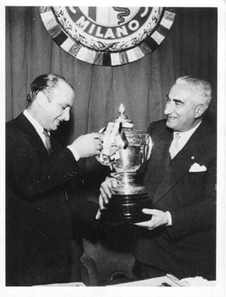 Autoweltmeister 1951 Juan Fangio wird geehrt Direktor von Alfa Romeo Ingenieur Alessio Â¸berreicht Fangio den groï¬‚en Silberpokal. 08.11.1951