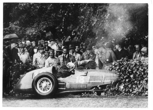 Motorsport Formel 1 Grosser Preis der Schweiz U.B.z. bei stroemenden Regen geriet Luigi Villoresi (Italien) auf Ferrari in der Forsthaus-Kurve ins Schleudern und krachte gegen die Umzaeunung, Zuschauer und Fahrer blieben unverletzt 27.05.1951 in Bremgarten - Schweiz *** motor aviation Formula 1 grand Prize the Switzerland u B Z at the pouring Rain was Luigi Villoresi Italy on Ferrari in the Forestry house Curve ins Catapult and krachte against The Fencing, Spectators and Driver remained unhurt 27 05 1951 in Bremgarten Switzerland