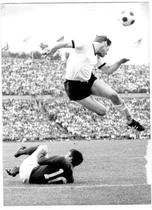 Fussballlaenderspiel Freundschaftsspiel Deutschland - England 1:0 (0:0) U.B.z. Wolfgang Weber (springend GER) klaert per Kopfball vor dem am Boden liegenden Englaender. 01.06.1968 in Hannover (Niedersachsenstadion) - Deutschland *** Football international match Friendly match Germany England 1 0 0 0 u B Z Wolfgang Weber springend ger clears Per Head ball before the at Bottom lying Englaender 01 06 1968 in Hanover Niedersachsen Stadium Germany