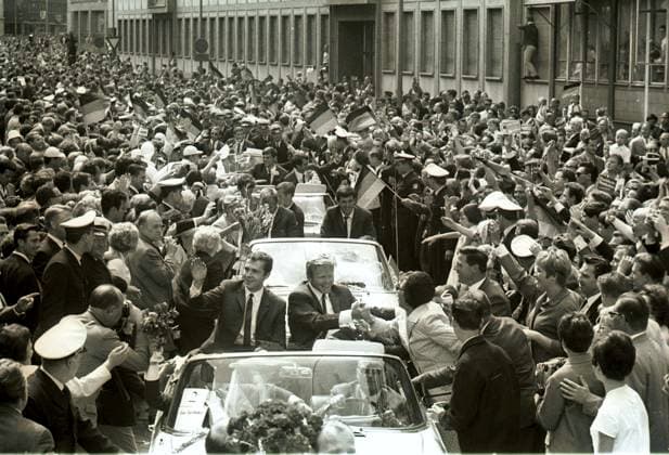 Fussballweltmeiserschaft 1966 in England Ankunft der Nationalmannschaft Fahrt durch Frankfurt U.B.z. im ersten Wagen Franz Beckenbauer (links) und Helmut Haller, zweiter Wagen: Siegfried Held (links) und Lothar Emmerich, dritter Wagen: Wolfgang Weber (links) und Wolfgang Overath Juli 1966 in Frankfurt - Deutschland !ACHTUNG AUFNAHMEDATUM GESCHÄTZT! *** Football World Cup 1966 in England Arrival the national team Travel through Frankfurt u B Z in first Dare Franz Beckenbauer left and Helmut Haller, second Dare Siegfried Hero left and Lothar Emmerich, Third parties Dare Wolfgang Weber left and Wolfgang Overath July 1966 in Frankfurt Germany ATTENTION date estimated !ACHTUNG AUFNAHMEDATUM GESCHÄTZT!