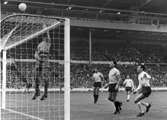 Fussballweltmeisterschaft 1966 in England Eroeffnungsspiel, Gruppe A: England - Uruguay 0:0 U.B.z. John Connelly (rechts ENG) schiesst aufs Tor, Torwart Ladislao Mazkiewicz (links URU) lenkt den Ball ueber die Latte, Horacio Troche und Nestor Goncalves (beide URU) verfolgen den Ball 11.07.1966 in Wembley (Empire Stadium) - England Grossbritannien *** Football World Cup 1966 in England Opening match, Group A England Uruguay 0 0 u B Z John Connelly right tight shoots up Goal, Goalkeeper Ladislao Mazkiewicz left Uru directs the Ball ueber The Latte, Horacio Troche and Nestor Goncalves both Uru track the Ball 11 07 1966 in Wembley Empire Stage England UK