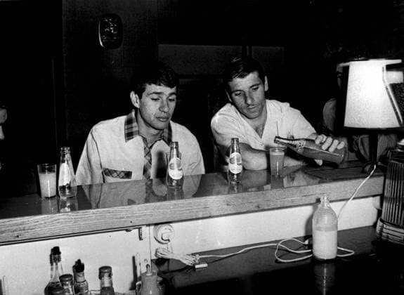 Fussballweltmeisterschaft 1966 in England U.B.z. die Nationalspieler Roberto Ferreiro und Mario Chaldu (beide Argentinien) Juli 1966 in England Grossbritannien !ACHTUNG AUFNAHMEDATUM GESCHÄTZT! *** Football World Cup 1966 in England u B Z The National player Roberto Ferreiro and Mario Chaldu both Argentina July 1966 in England UK ATTENTION date estimated !ACHTUNG AUFNAHMEDATUM GESCHÄTZT!