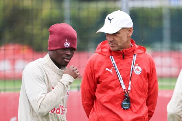 SOCCER - UEFA EL, RBS vs Porto SALZBURG,AUSTRIA,24.SEP.25 - SOCCER - UEFA Europa League, Red Bull Salzburg vs FC Porto, preview, training RBS. Image shows Karim Konate and head coach Thomas Letsch (RBS).  GEPAxpictures xMathiasxMandl