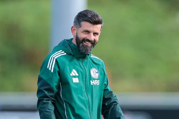 24.09.2025, Fussball, Saison 2025 2026, Training FC Schalke 04, Trainer Miron Muslic (FC Schalke 04) lacht, Gelsenkirchen Trainingsgelände FC Schalke 04 NRW Deutschland xRHR-FOTO YYx Copyright: RHR-FOTOx RHR-FOTO YY