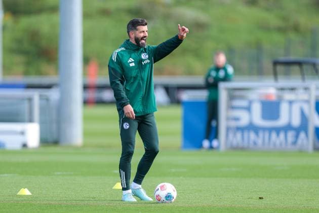 24.09.2025, Fussball, Saison 2025 2026, Training FC Schalke 04, Trainer Miron Muslic (FC Schalke 04) gibt Anweisungen, Gelsenkirchen Trainingsgelände FC Schalke 04 NRW Deutschland xRHR-FOTO YYx Copyright: RHR-FOTOx RHR-FOTO YY