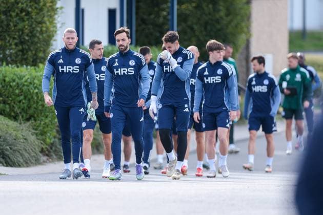 24.09.2025, Fussball, Saison 2025 2026, Training FC Schalke 04, Die Spieler des FC Schalke gehen zum Training, Gelsenkirchen Trainingsgelände FC Schalke 04 NRW Deutschland xRHR-FOTO YYx Copyright: RHR-FOTOx RHR-FOTO YY