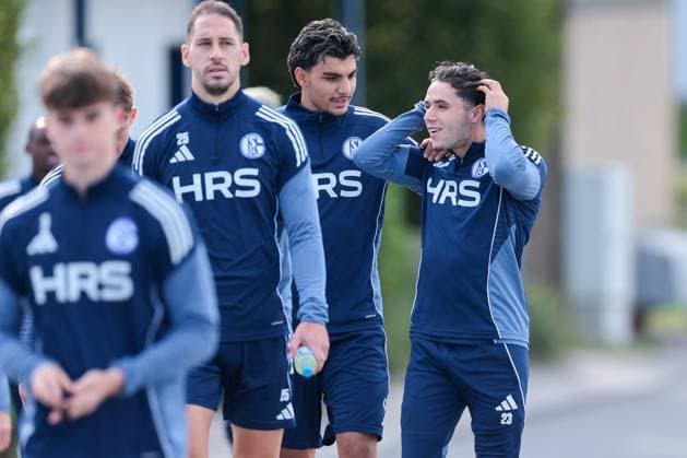 24.09.2025, Fussball, Saison 2025 2026, Training FC Schalke 04, v. l. Nikola Katic (FC Schalke 04), Mertcan Ayhan (FC Schalke 04), Soufiane El-Faouzi (FC Schalke 04) gehen zum Training, Gelsenkirchen Trainingsgelände FC Schalke 04 NRW Deutschland xRHR-FOTO YYx Copyright: RHR-FOTOx RHR-FOTO YY