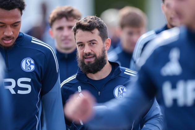 24.09.2025, Fussball, Saison 2025 2026, Training FC Schalke 04, Amin Younes (FC Schalke 04) geht zum Training, Gelsenkirchen Trainingsgelände FC Schalke 04 NRW Deutschland xRHR-FOTO YYx Copyright: RHR-FOTOx RHR-FOTO YY