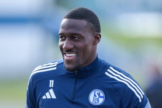 24.09.2025, Fussball, Saison 2025 2026, Training FC Schalke 04, Bryan Lasme (FC Schalke 04) lacht, Gelsenkirchen Trainingsgelände FC Schalke 04 NRW Deutschland xRHR-FOTO YYx Copyright: RHR-FOTOx RHR-FOTO YY